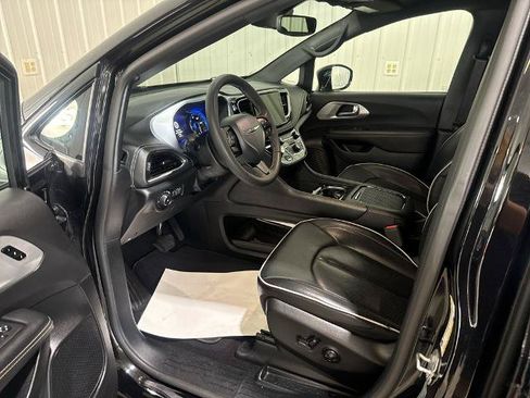 Used 2025 Chrysler Pacifica Limited FWD image 2