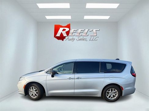Used 2024 Chrysler Pacifica Touring-L FWD image 37