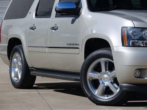 Used 2014 Chevrolet Suburban LTZ image 19