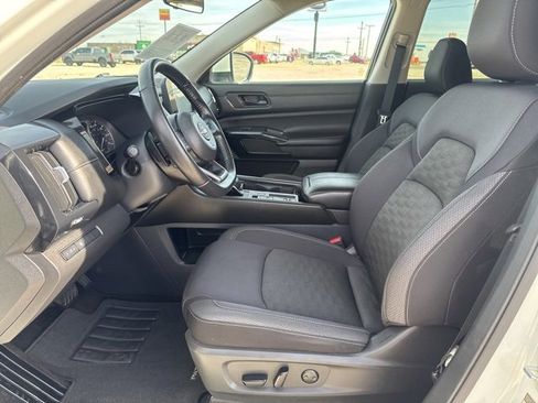 Used 2024 Nissan Pathfinder SV image 2