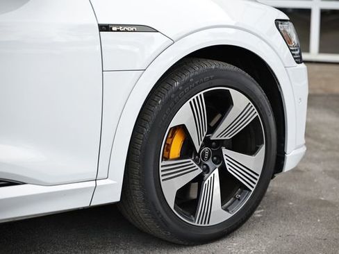 Used 2022 Audi e-tron Premium Plus image 5