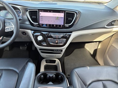 Used 2024 Chrysler Pacifica Select image 3