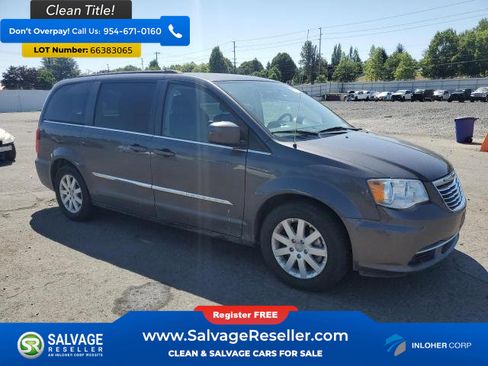 Used 2015 Chrysler Town & Country Touring image 5