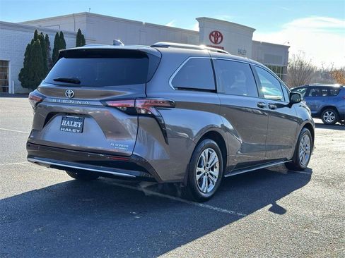 Certified 2023 Toyota Sienna Platinum image 21