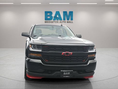 Used 2018 Chevrolet Silverado 1500 Custom w/ Custom Value Package image 3
