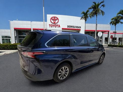 Used 2021 Toyota Sienna LE w/ LE Plus Package FWD image 9