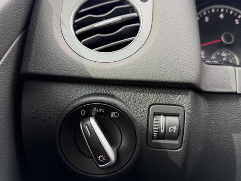 Used 2017 Volkswagen Tiguan S image 12