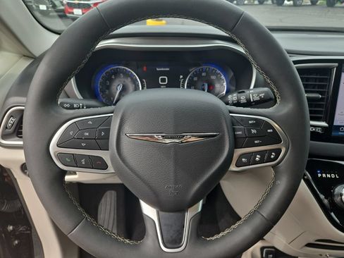Used 2024 Chrysler Pacifica Touring-L FWD image 20