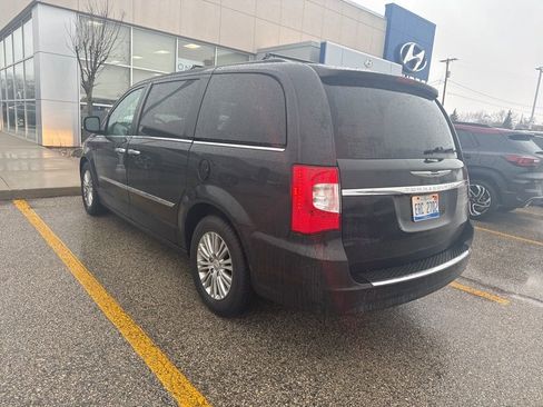 Used 2015 Chrysler Town & Country Touring-L w/ Driver Convenience Group image 2