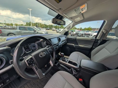 Used 2022 Toyota Tacoma SR5 w/ Black Out Package (TMS) AWD/4WD image 14