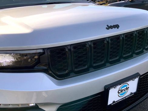 Certified 2024 Jeep Grand Cherokee Limited w/ Black Appearance Package image 28
