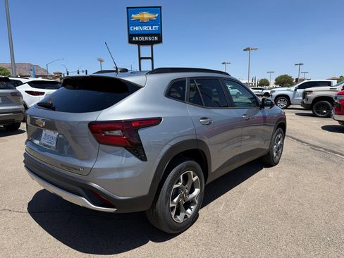 New 2026 Chevrolet Trax LT w/ LT Convenience Package FWD image 5