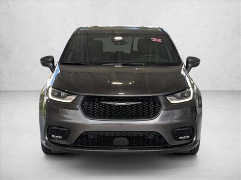 Used 2022 Chrysler Pacifica Limited w/ Uconnect Theater Family Group FWD image 2