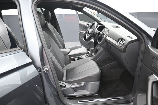 Used 2023 Volkswagen Tiguan SE R-Line FWD image 34