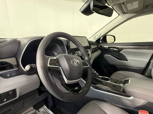 Used 2023 Toyota Highlander Limited FWD image 21