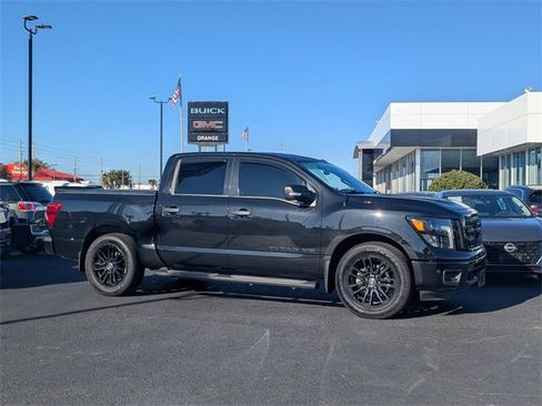 Used 2019 Nissan Titan SV w/ SV Convenience Package image 2
