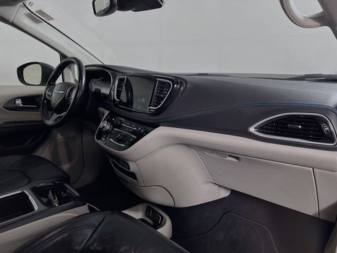 Used 2021 Chrysler Pacifica Touring-L FWD image 24