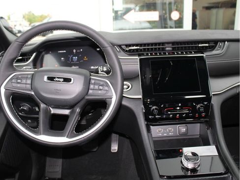 New 2025 Jeep Grand Cherokee Altitude image 12