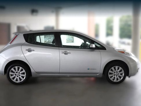 Used 2014 Nissan Leaf S image 9