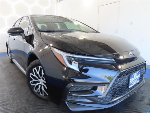 Used 2025 Toyota Corolla SE FWD image 2