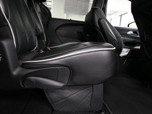 Used 2025 Chrysler Pacifica Limited FWD image 29