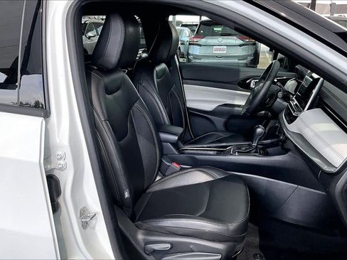 Used 2025 Jeep Compass Limited AWD/4WD image 9