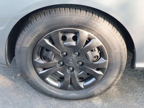 Used 2010 Hyundai Elantra GLS FWD image 27