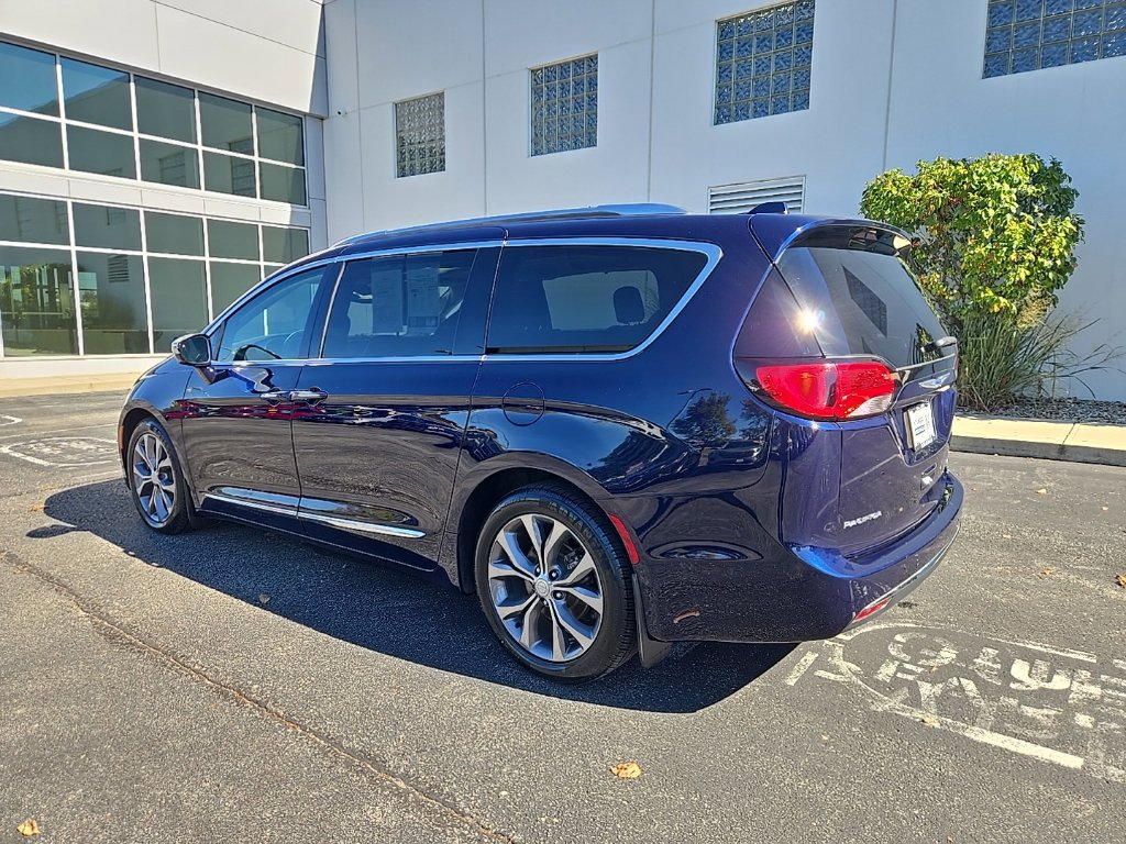 Used 2018 Chrysler Pacifica Limited w/ Tire & Wheel Group FWD image 6