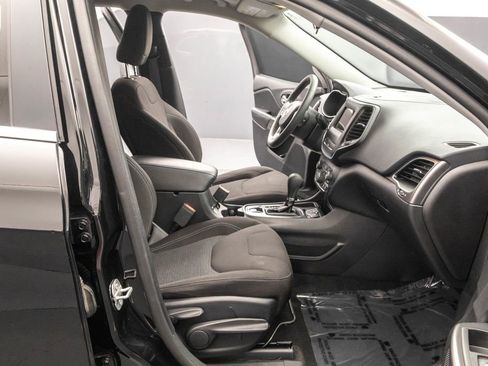 Used 2019 Jeep Cherokee Latitude w/ Popular Appearance Group image 32