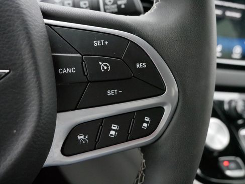 Used 2024 Chrysler Pacifica Touring-L image 25