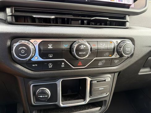 Certified 2024 Jeep Gladiator Sport AWD/4WD image 12