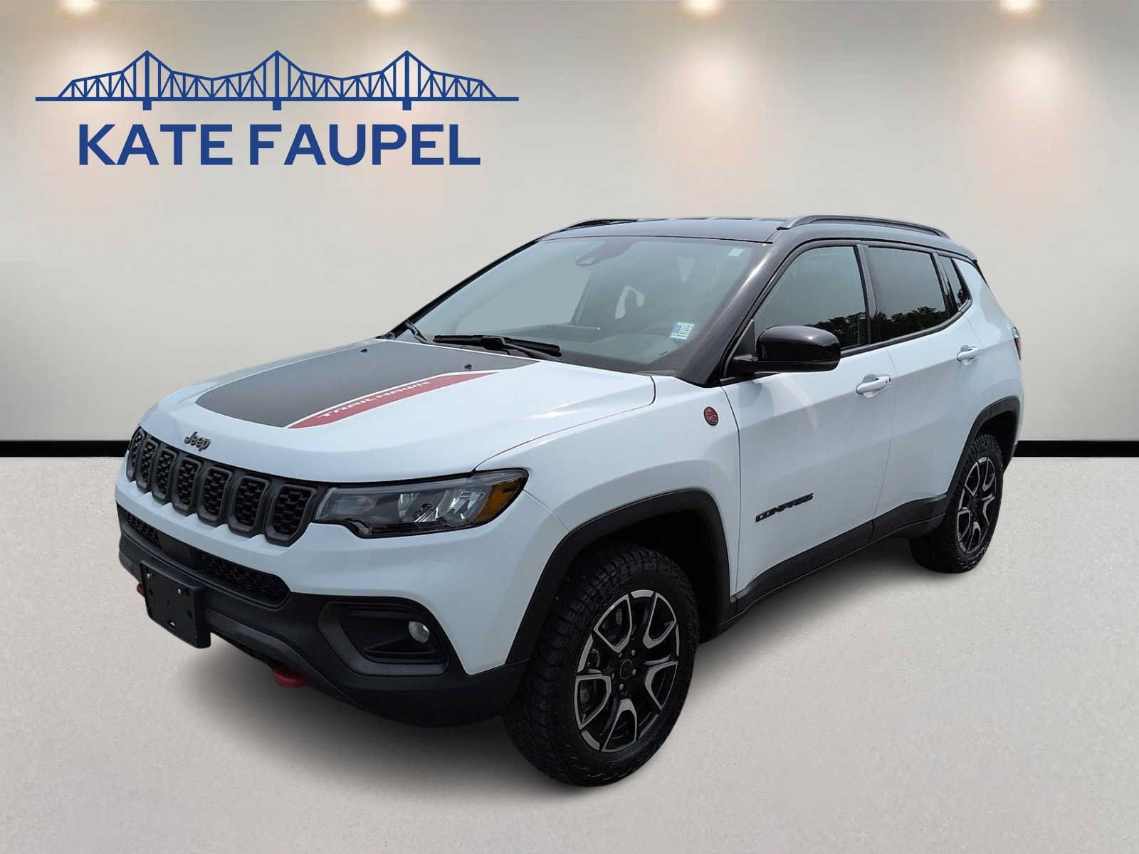 Used 2025 Jeep Compass Trailhawk AWD/4WD image 3