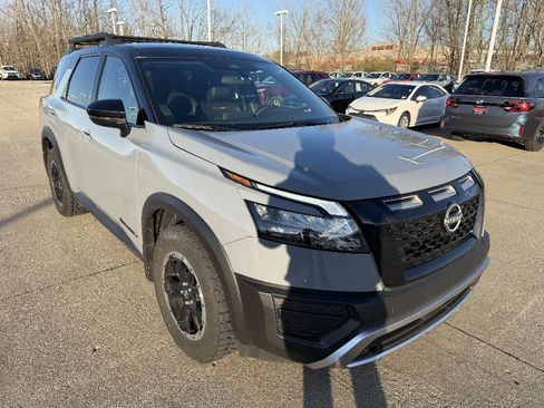 Used 2025 Nissan Pathfinder Rock Creek image 2