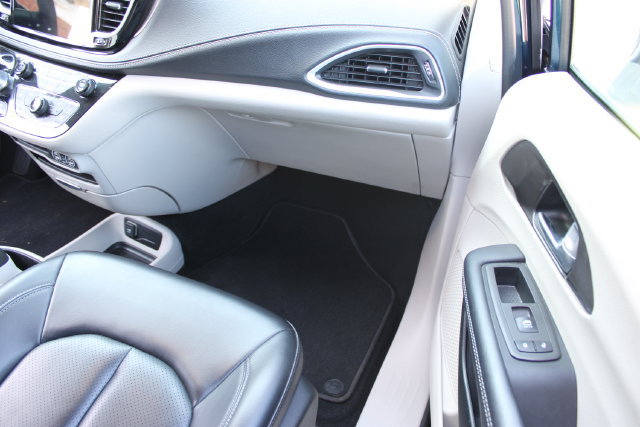 Used 2024 Chrysler Pacifica Limited FWD image 44