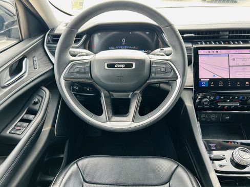 Used 2023 Jeep Grand Cherokee Limited w/ Luxury Tech Group II image 19