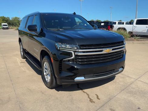 Used 2024 Chevrolet Suburban LT AWD/4WD image 2