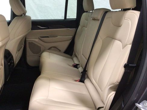 Used 2025 Jeep Grand Cherokee Limited AWD/4WD image 17