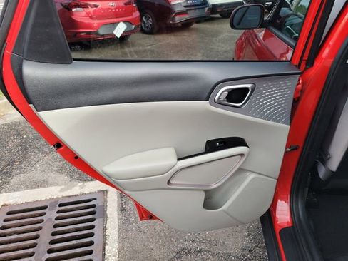 Used 2020 Kia Soul LX FWD image 28
