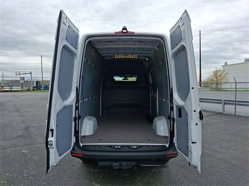 Used 2025 Mercedes-Benz Sprinter 2500 image 9