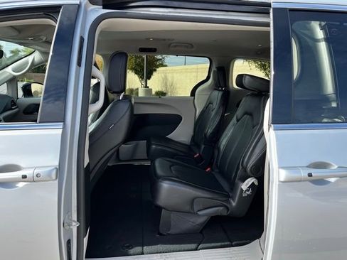 Used 2024 Chrysler Pacifica Touring-L image 13