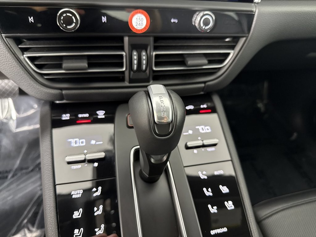 Certified 2025 Porsche Macan AWD/4WD image 33