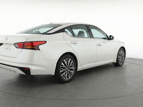 Used 2025 Nissan Altima 2.5 SV image 9
