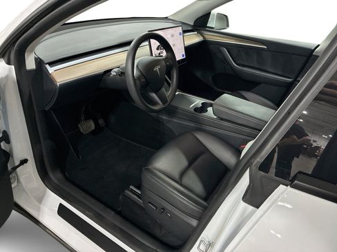 Certified 2023 Tesla Model Y Long Range AWD/4WD image 9