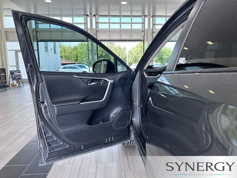 Used 2019 Toyota RAV4 Limited FWD image 23