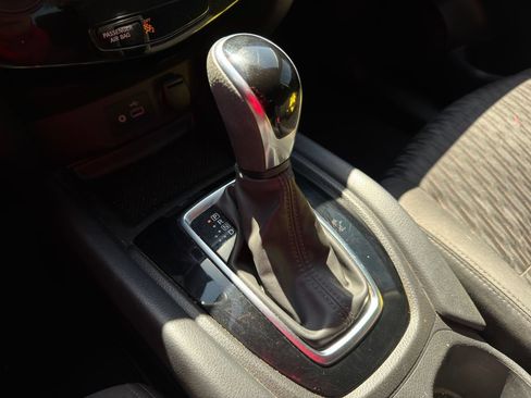 Used 2020 Nissan Rogue S FWD image 30
