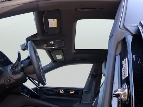 New 2026 Porsche Macan 4 Electric image 38