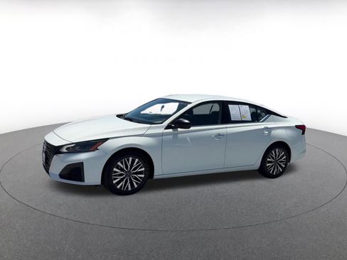 Used 2025 Nissan Altima 2.5 SV FWD image 8