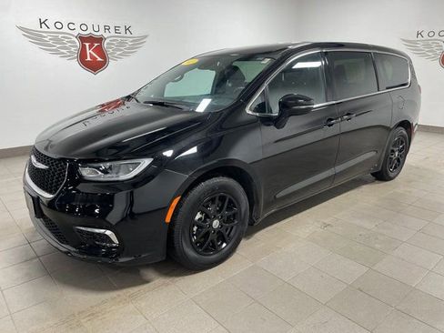 Used 2025 Chrysler Pacifica Select image 3