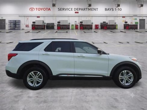 Used 2022 Ford Explorer XLT w/ Equipment Group 202A AWD/4WD image 5