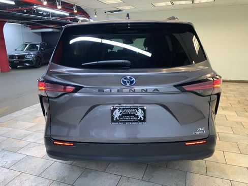 Used 2021 Toyota Sienna XLE image 7